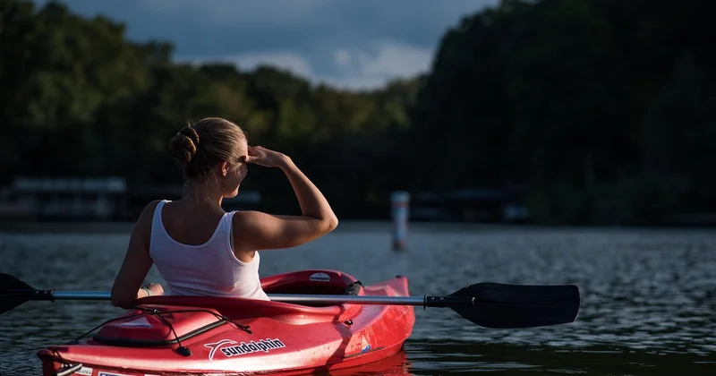 Quelles activités nautiques peut-on vraiment pratiquer en famille près d'Auzon ?